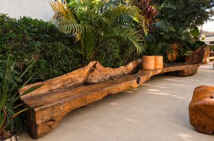 Terraço tropical com banco de madeira rústica